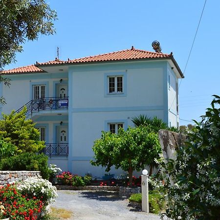 Troumpas Family Rooms & Apartments Leonídion Екстериор снимка
