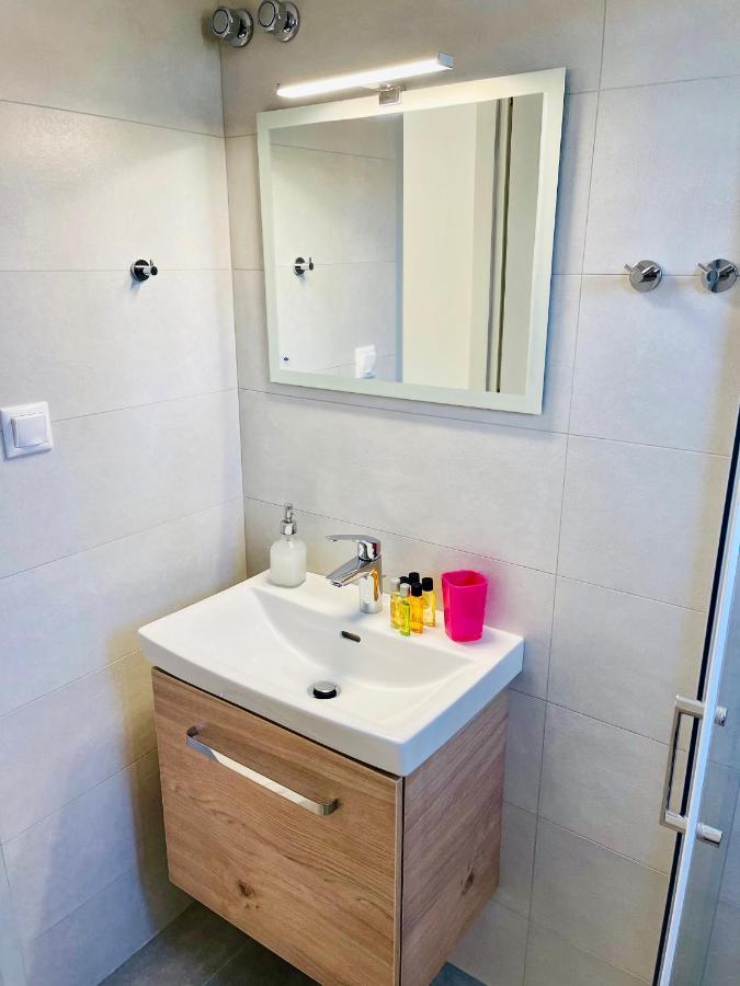 Troumpas Family Rooms & Apartments Leonídion Екстериор снимка