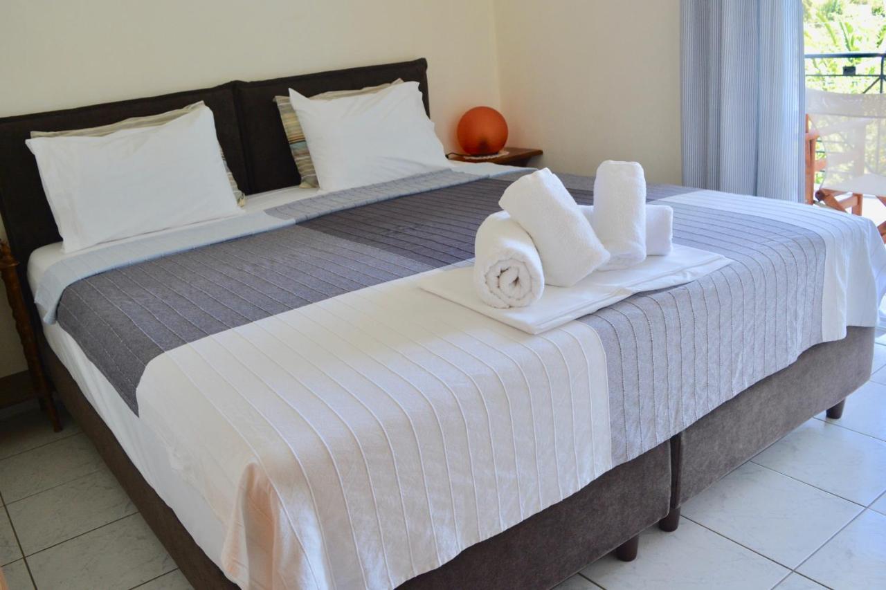 Troumpas Family Rooms & Apartments Leonídion Екстериор снимка