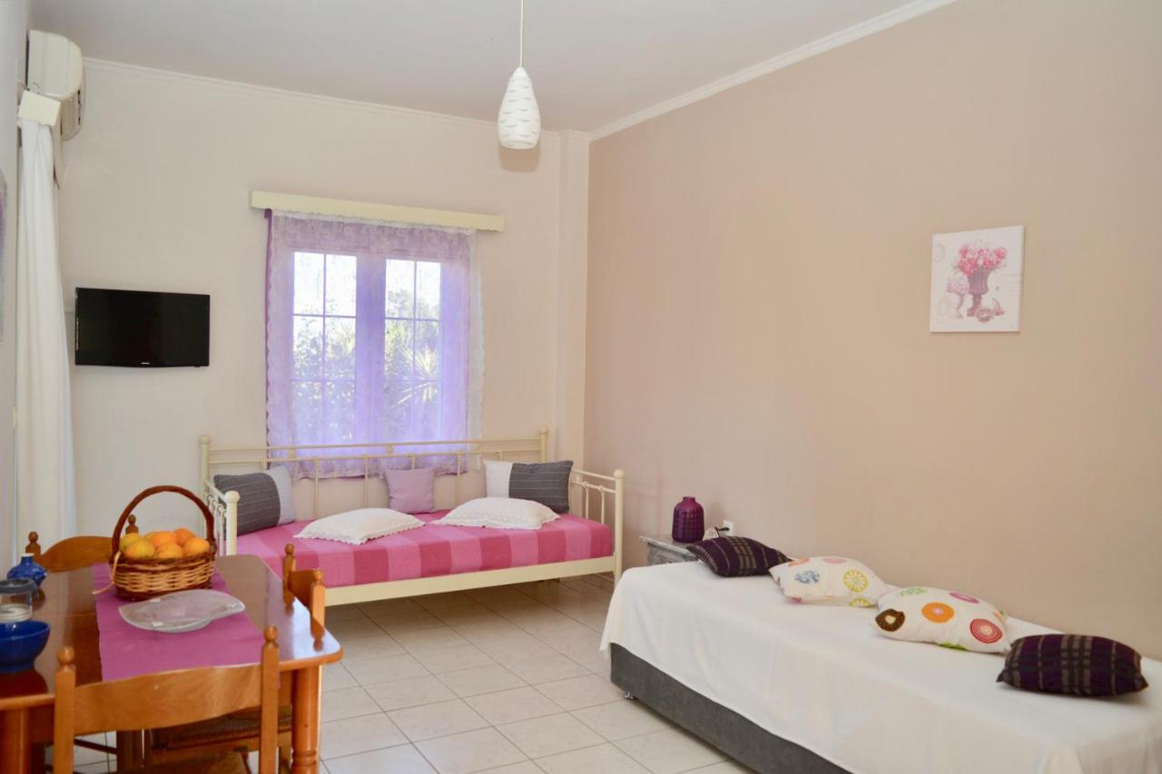 Troumpas Family Rooms & Apartments Leonídion Екстериор снимка