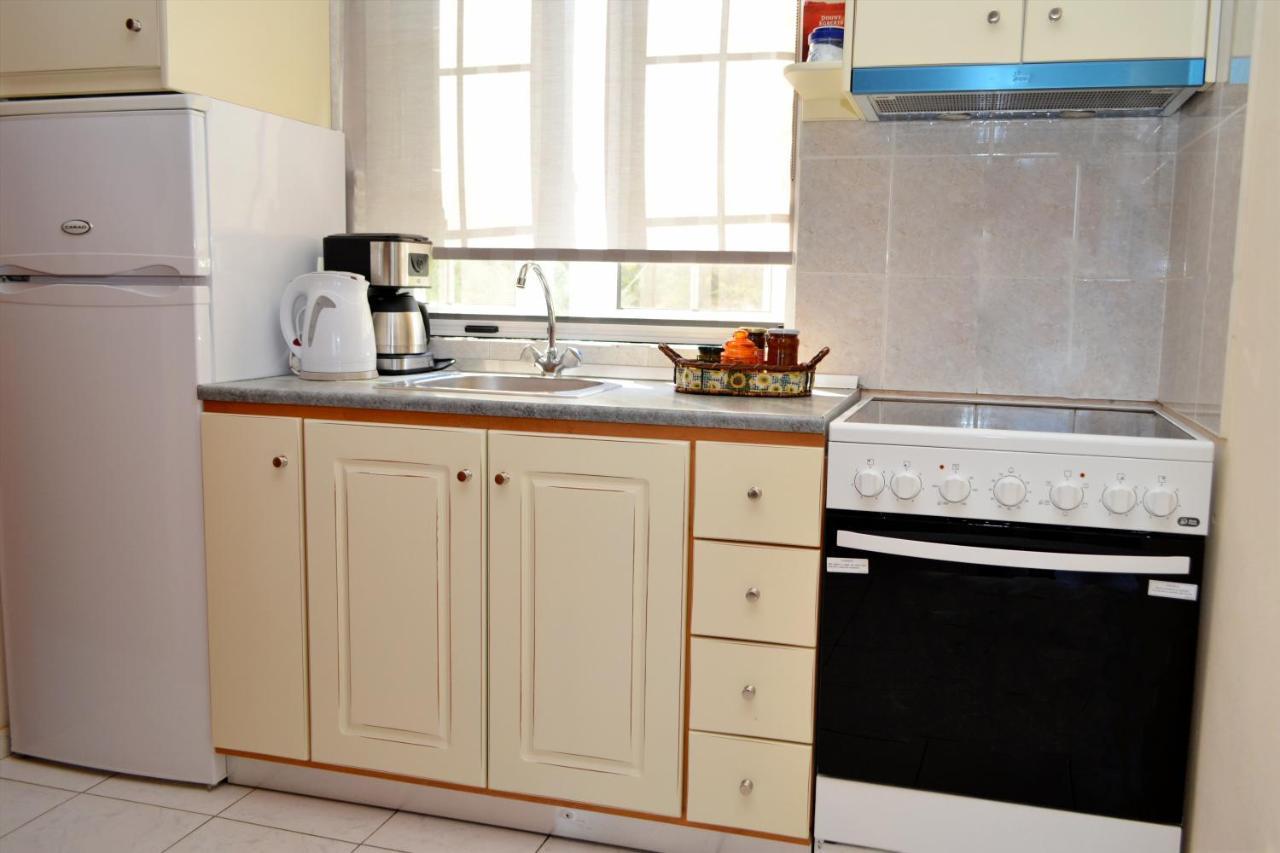 Troumpas Family Rooms & Apartments Leonídion Екстериор снимка