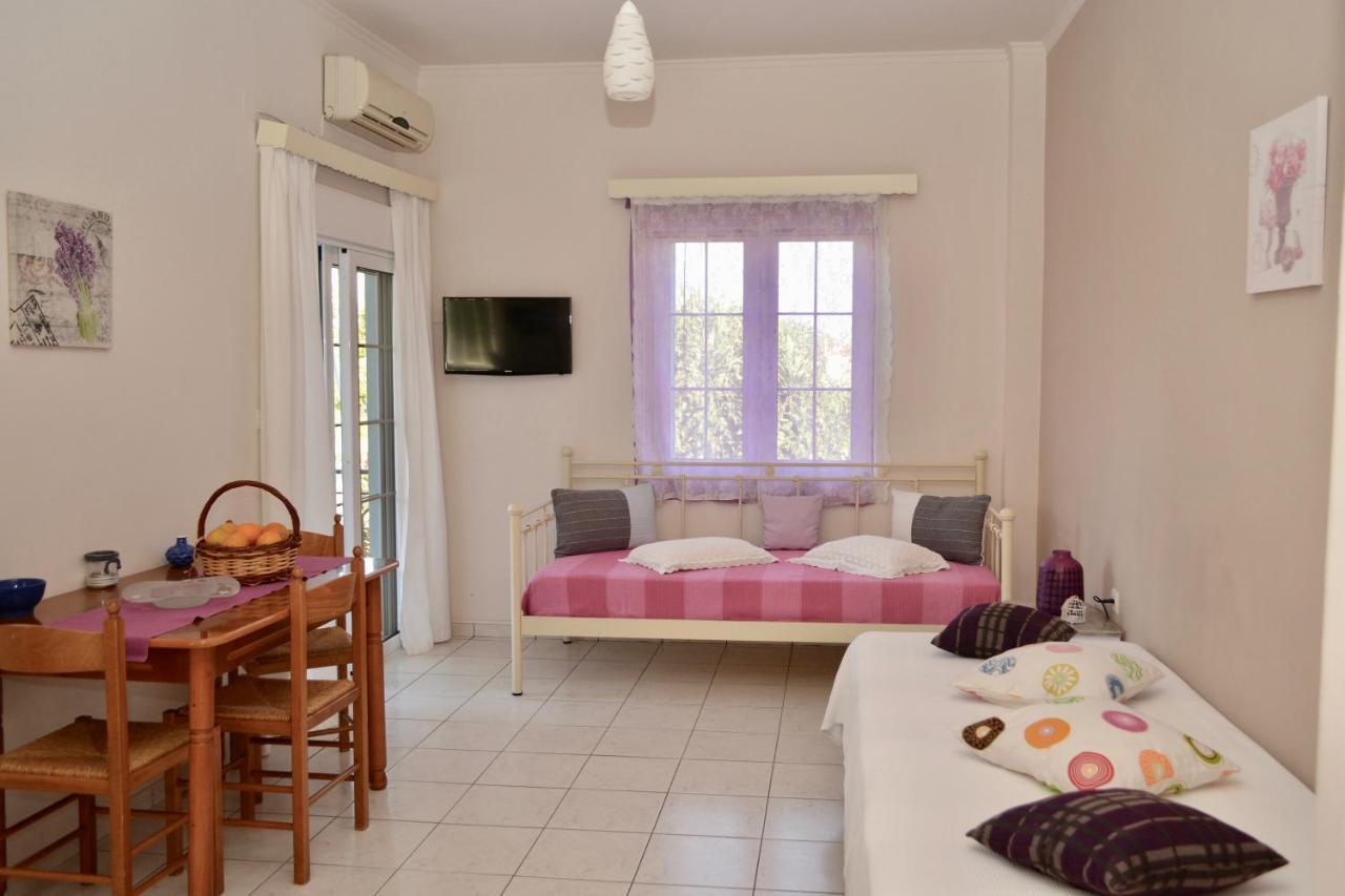 Troumpas Family Rooms & Apartments Leonídion Екстериор снимка