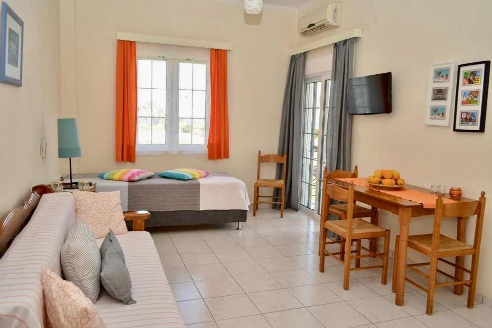 Troumpas Family Rooms & Apartments Leonídion Екстериор снимка