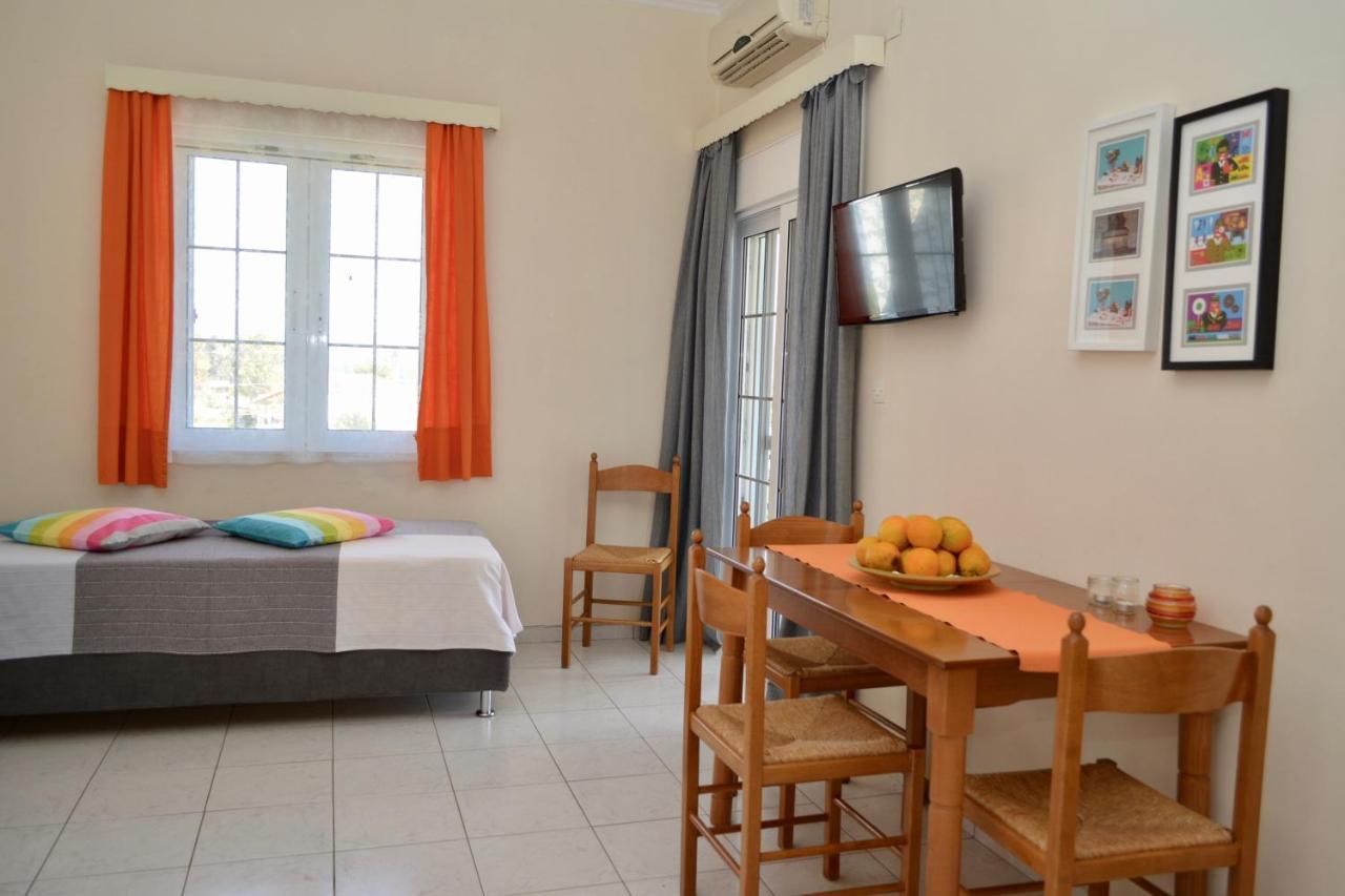 Troumpas Family Rooms & Apartments Leonídion Екстериор снимка