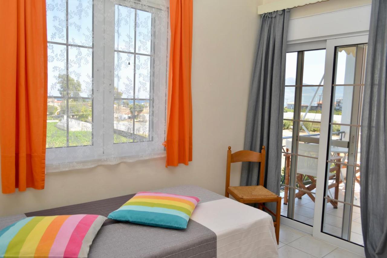 Troumpas Family Rooms & Apartments Leonídion Екстериор снимка
