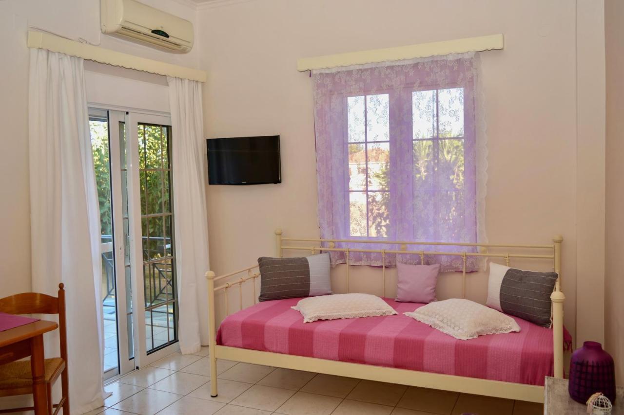 Troumpas Family Rooms & Apartments Leonídion Екстериор снимка
