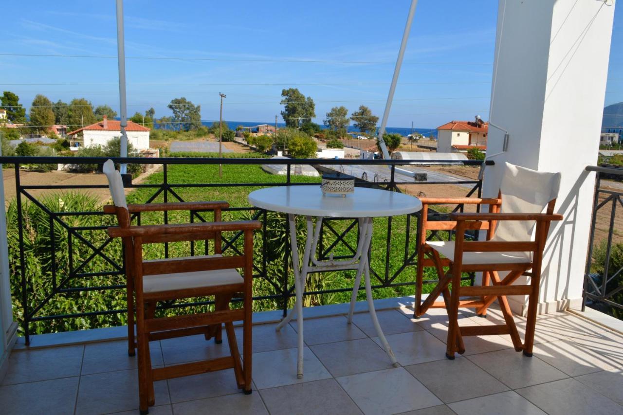 Troumpas Family Rooms & Apartments Leonídion Екстериор снимка