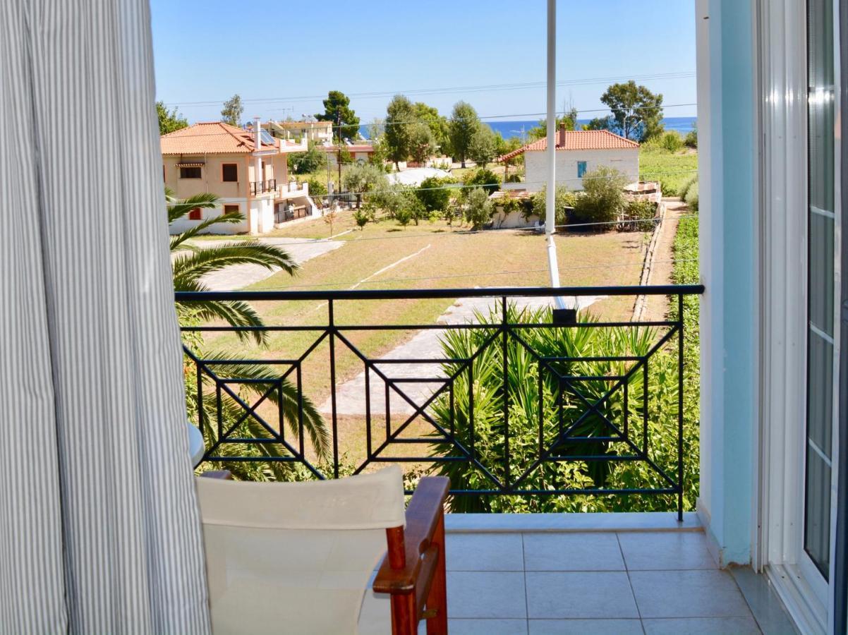 Troumpas Family Rooms & Apartments Leonídion Екстериор снимка