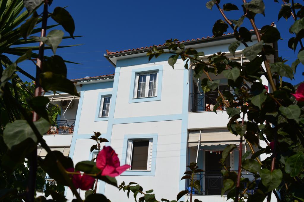 Troumpas Family Rooms & Apartments Leonídion Екстериор снимка