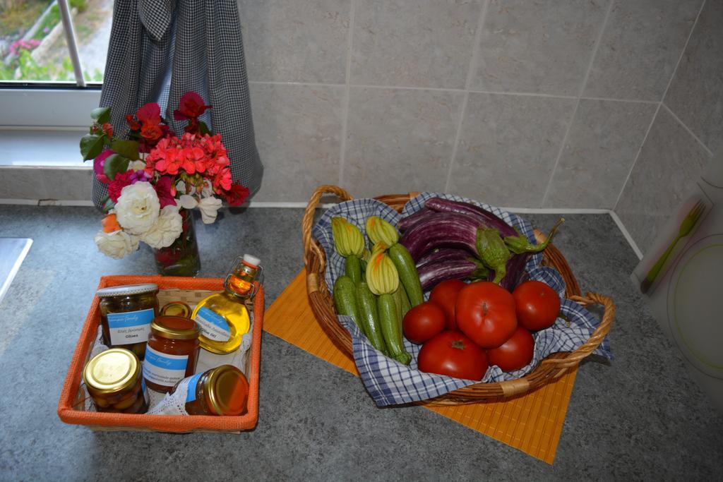 Troumpas Family Rooms & Apartments Leonídion Екстериор снимка
