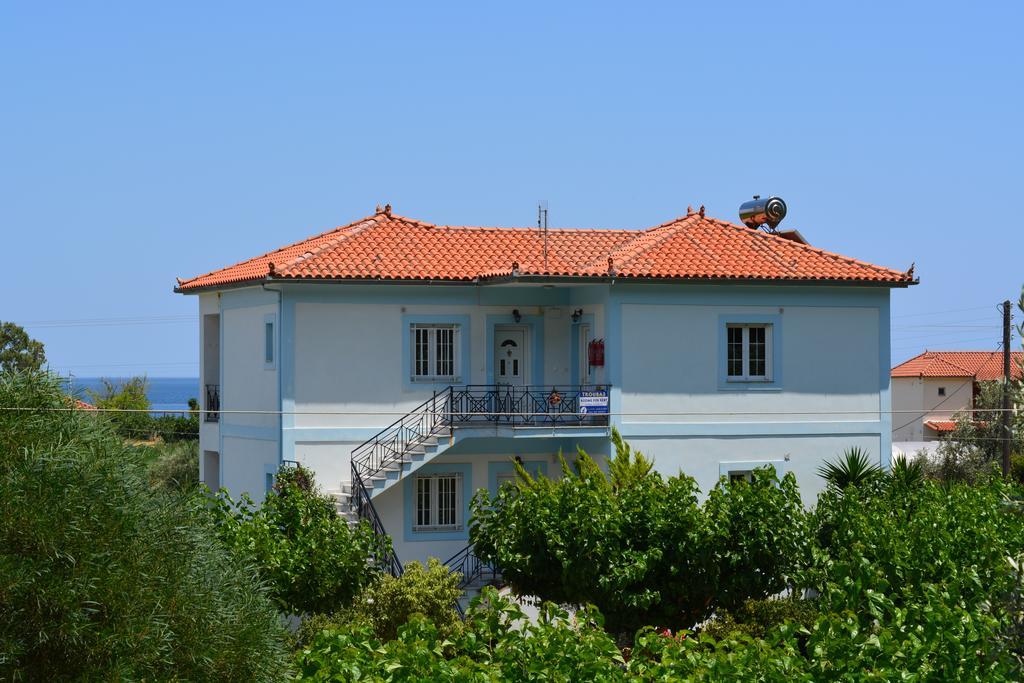Troumpas Family Rooms & Apartments Leonídion Екстериор снимка