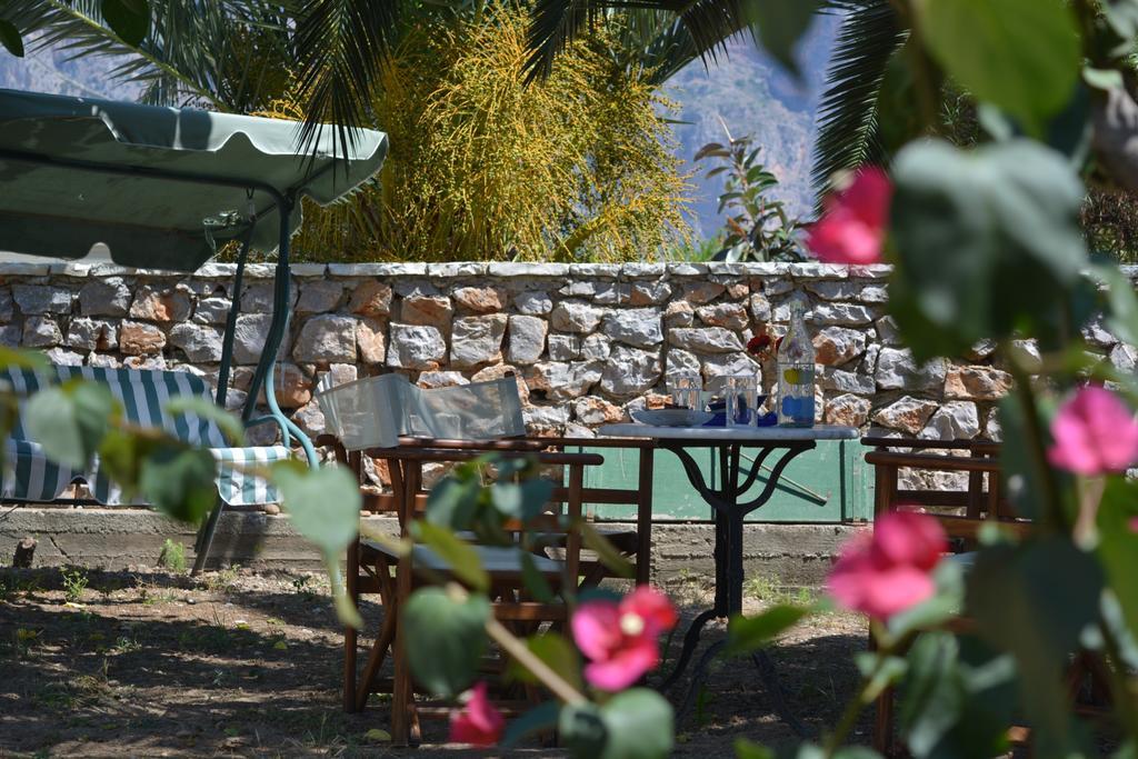 Troumpas Family Rooms & Apartments Leonídion Екстериор снимка