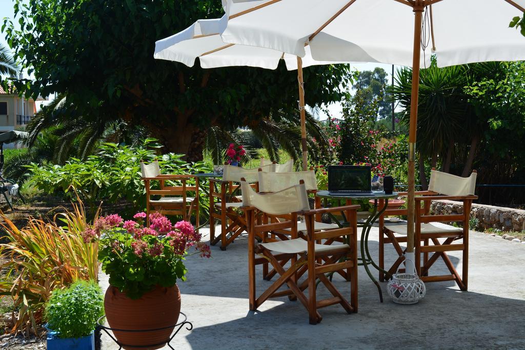 Troumpas Family Rooms & Apartments Leonídion Екстериор снимка