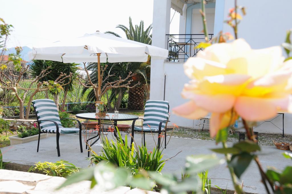 Troumpas Family Rooms & Apartments Leonídion Екстериор снимка