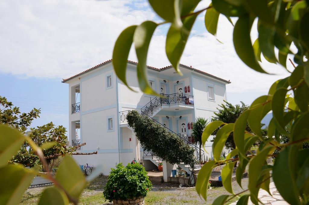 Troumpas Family Rooms & Apartments Leonídion Екстериор снимка