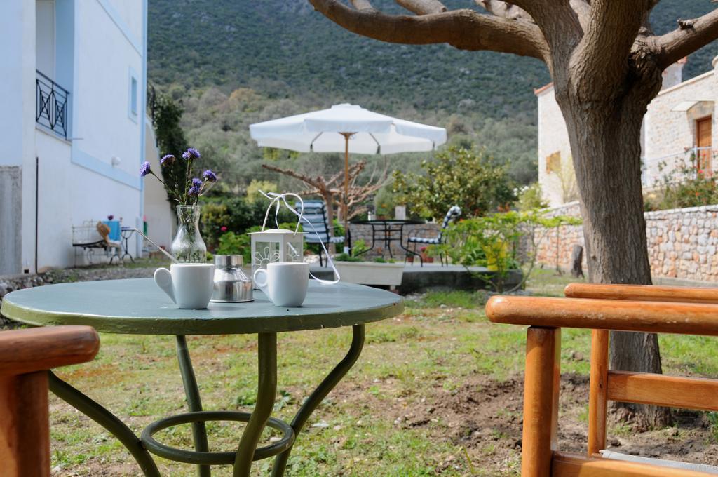 Troumpas Family Rooms & Apartments Leonídion Екстериор снимка